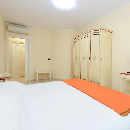 Bougainvillea For 4 People With Pool And Private Park Indoor Desenzano del Garda