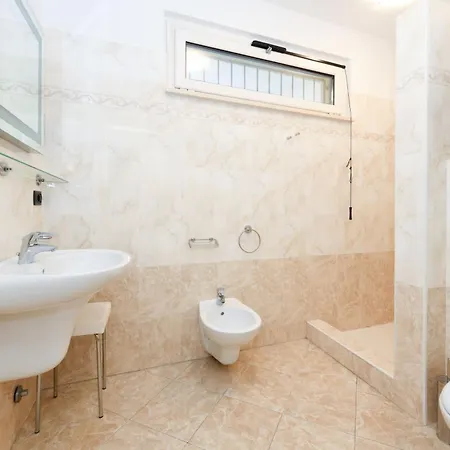 Bougainvillea For 4 People With Pool And Private Park Indoor Apartment Desenzano del Garda