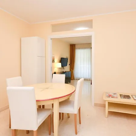 Apartment Bougainvillea For 4 People With Pool And Private Park Indoor Desenzano del Garda