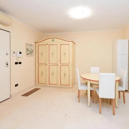 Apartment Bougainvillea For 4 People With Pool And Private Park Indoor Desenzano del Garda