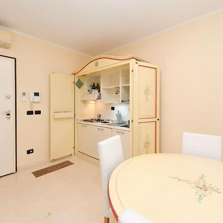 Bougainvillea For 4 People With Pool And Private Park Indoor Apartment Desenzano del Garda