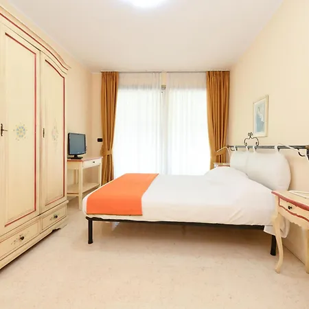 Bougainvillea For 4 People With Pool And Private Park Indoor Apartment Desenzano del Garda